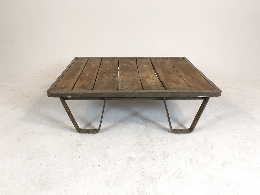 Foto Antique Industrial Wood Pallets with Metal Feet h28x100x82