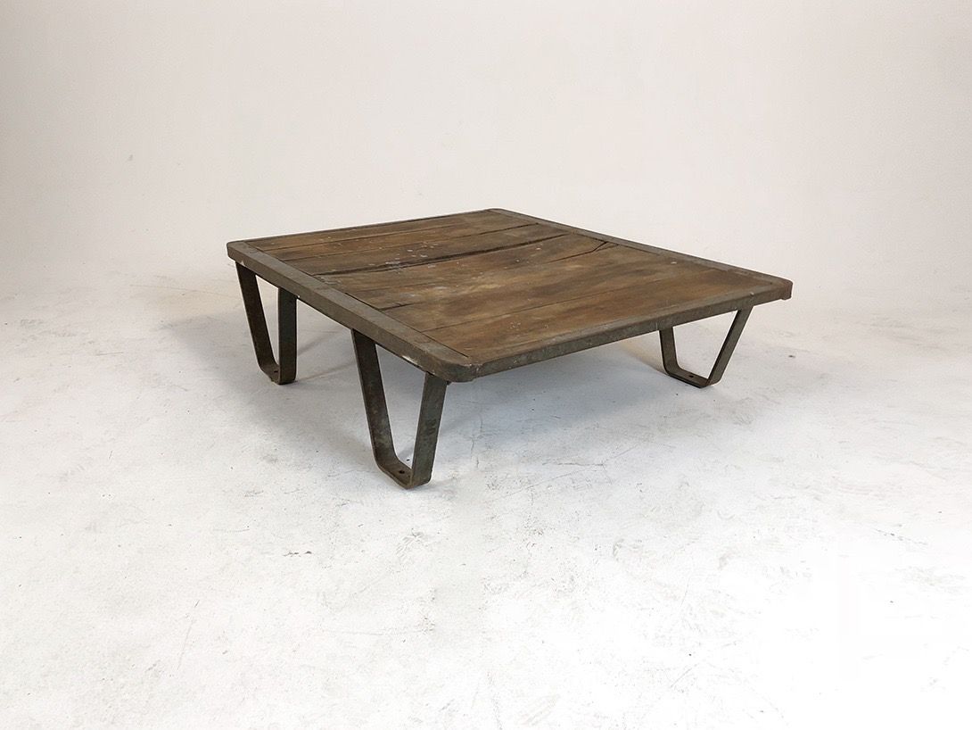 Foto Antique Industrial Wood Pallets with Metal Feet h28x100x82