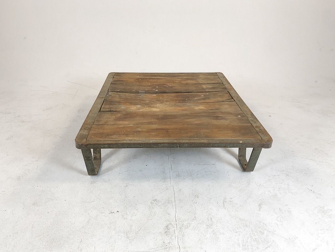 Foto Antique Industrial Wood Pallets with Metal Feet h28x100x82