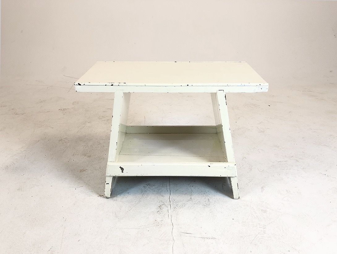 Foto White Wooden Rustic Milking Stool with Shelf