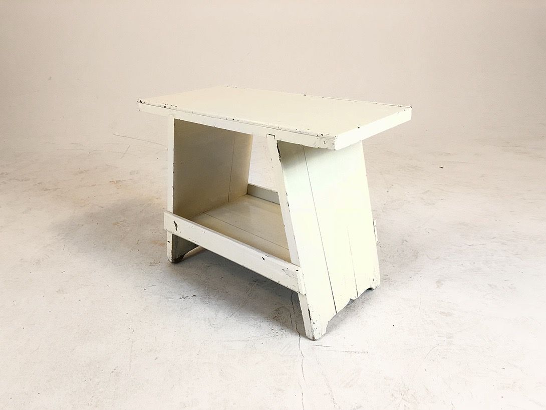 Foto White Wooden Rustic Milking Stool with Shelf