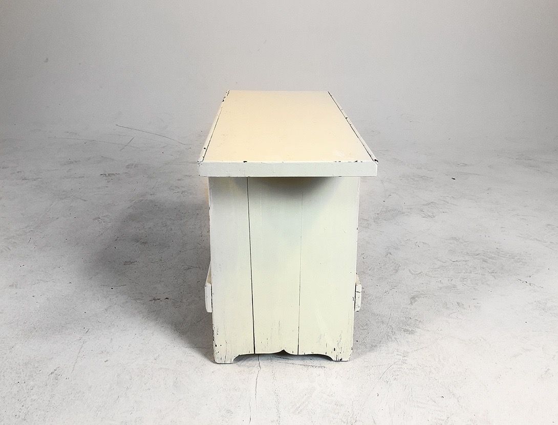 Foto White Wooden Rustic Milking Stool with Shelf