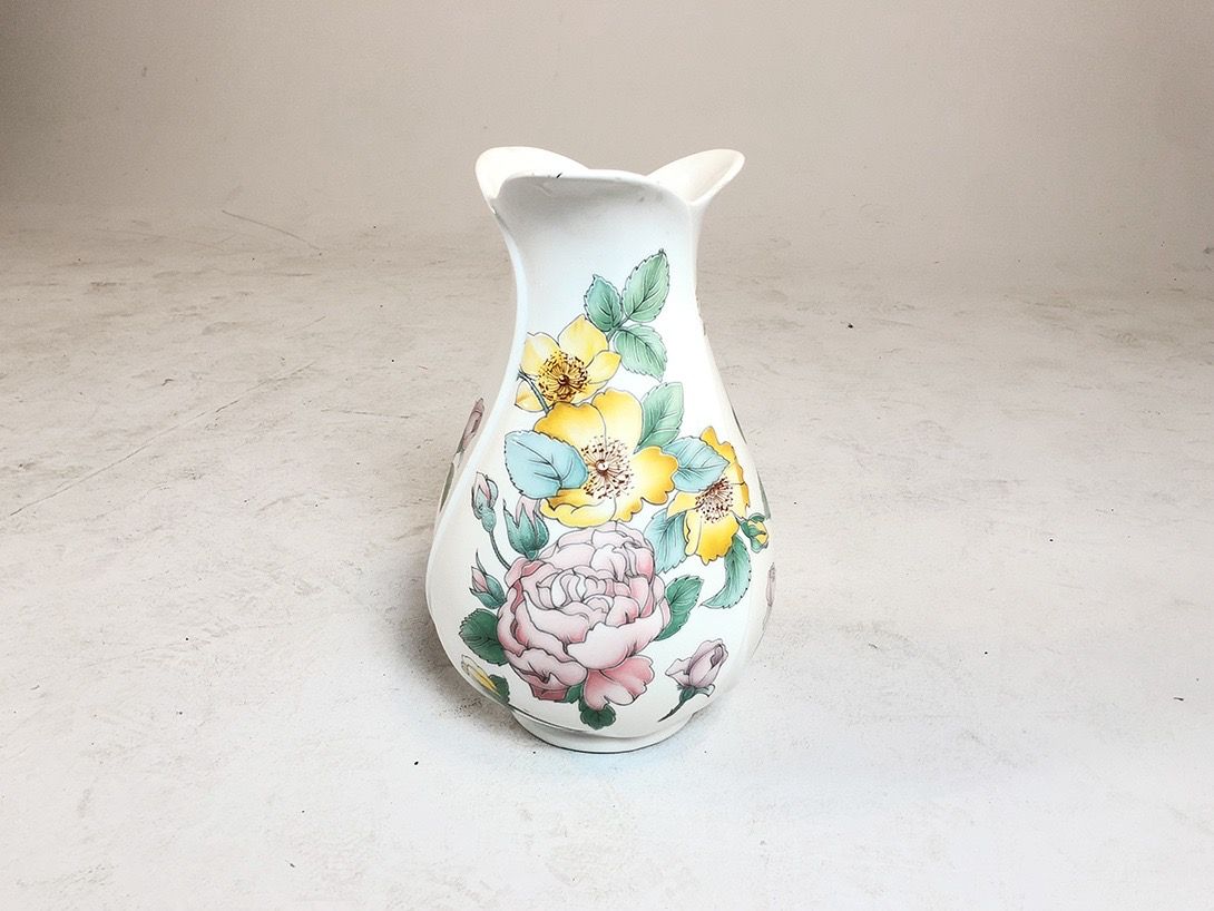 Foto Ceramic Vase with Flower Design