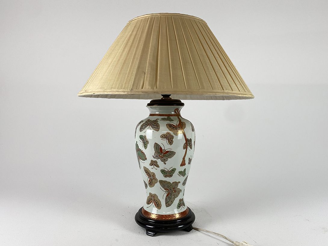 Foto Ceramic Lamp with Painted Butterflies and Purple Shield h60