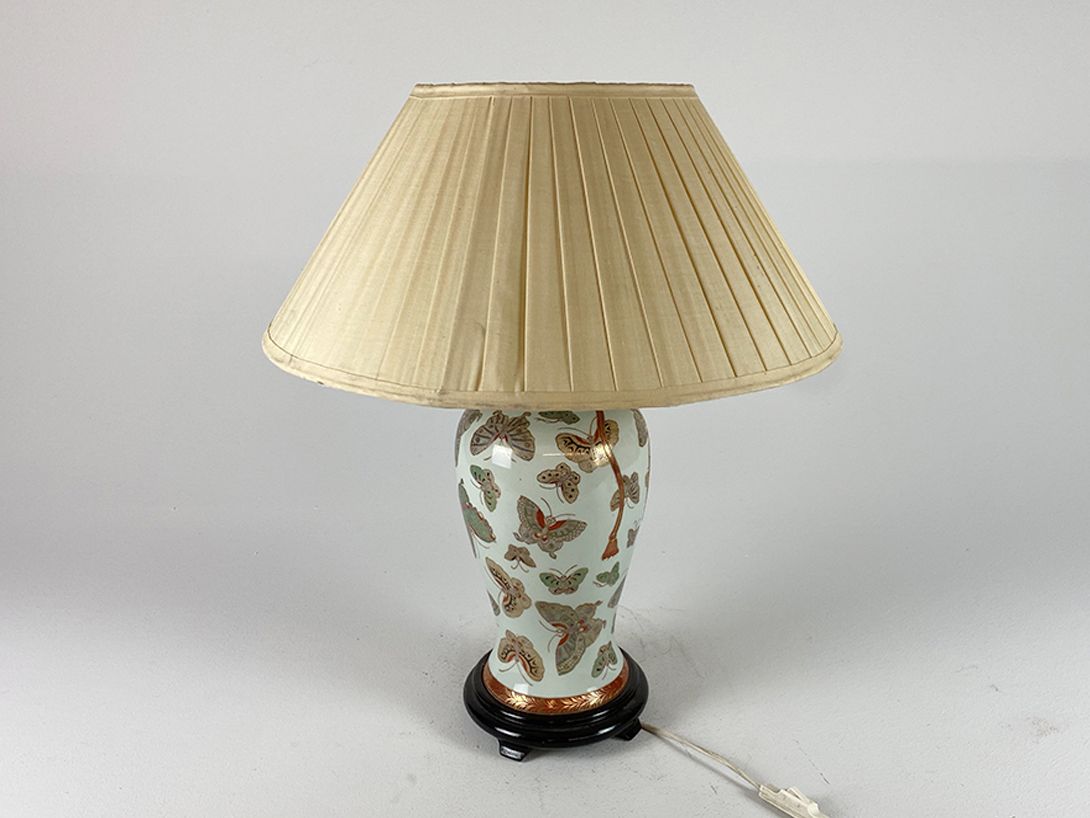 Foto Ceramic Lamp with Painted Butterflies and Purple Shield h60