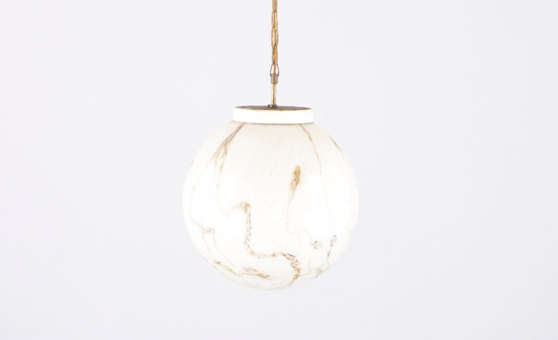 Foto Semi-Transparent Round Lamp with Light Marble Look and Messing Chain ø45