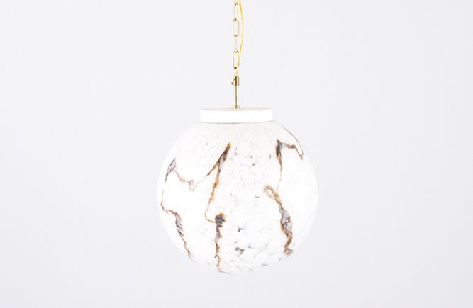 Foto Semi-Transparent Round Lamp with Dark Marble Look and Messing Chain ø45
