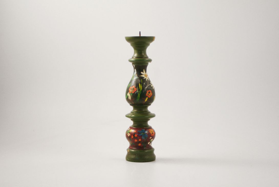 Foto Wooden Candlestick with Handpainted Flowers