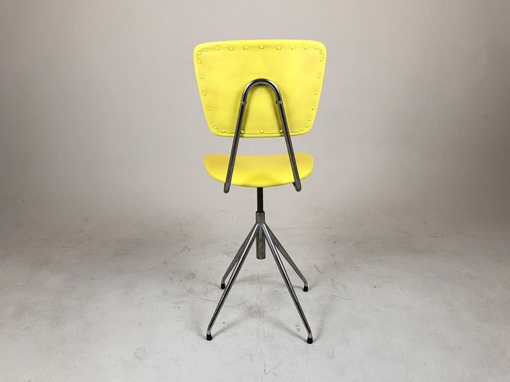 Foto Bright Yellow Swivel Chair