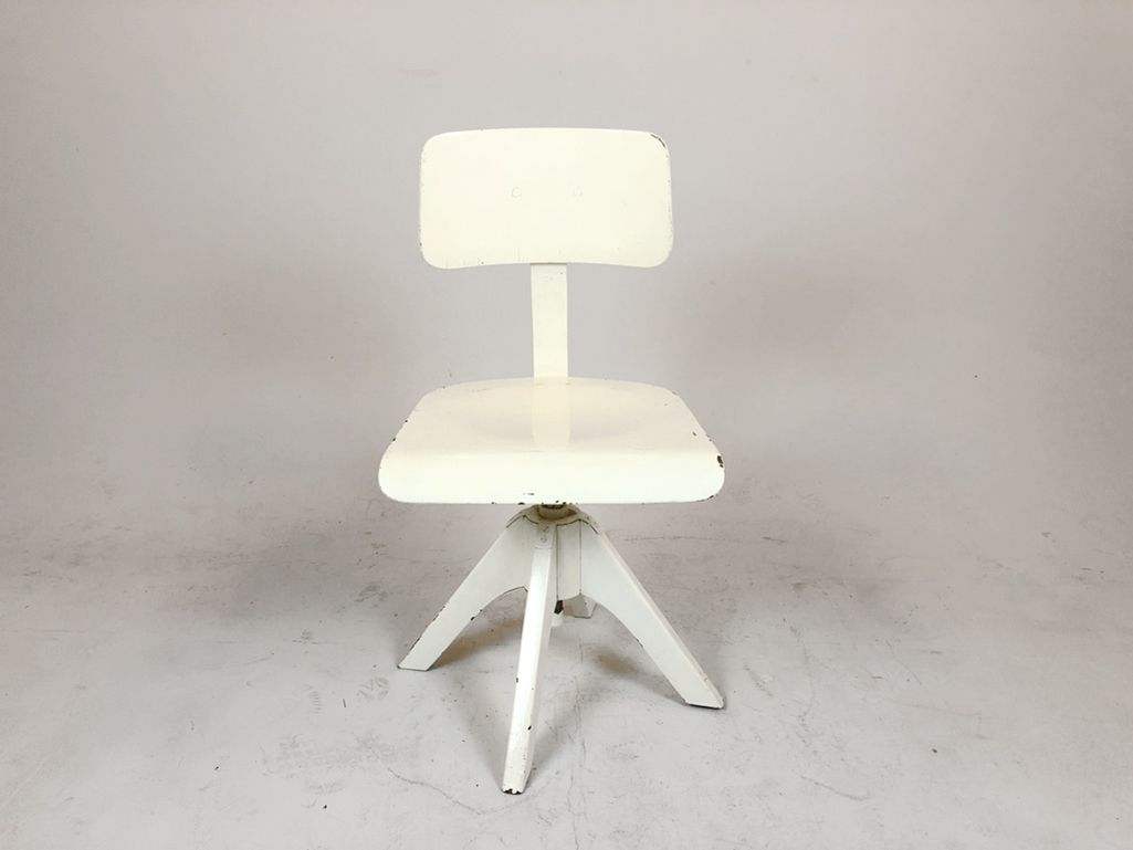 Foto White Wooden Swivel Chair