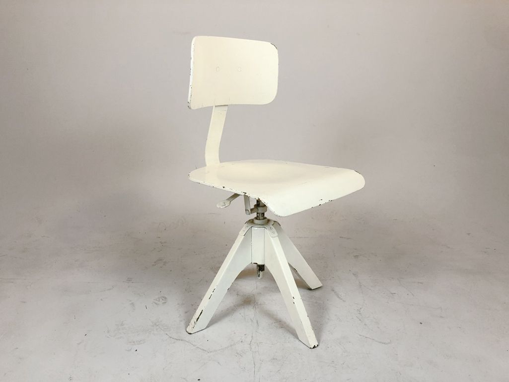 Foto White Wooden Swivel Chair