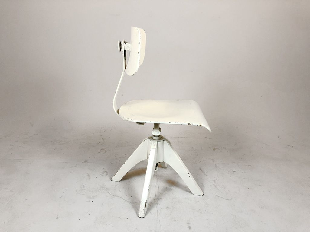 Foto White Wooden Swivel Chair
