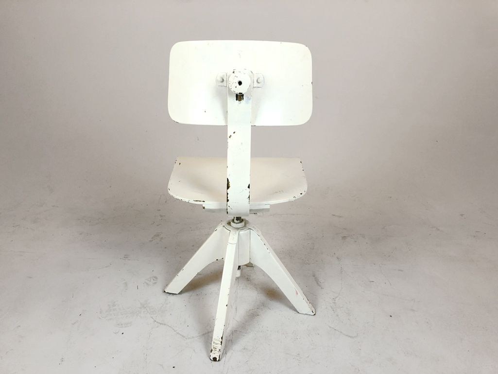 Foto White Wooden Swivel Chair