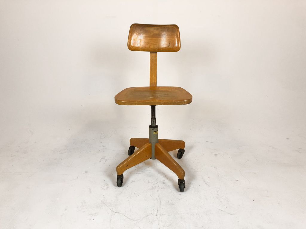Foto &#8220;Der Federdreh&#8221; Wooden Swivel Chair, Germany 1950