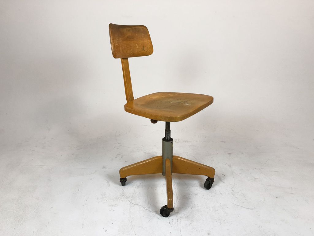 Foto &#8220;Der Federdreh&#8221; Wooden Swivel Chair, Germany 1950