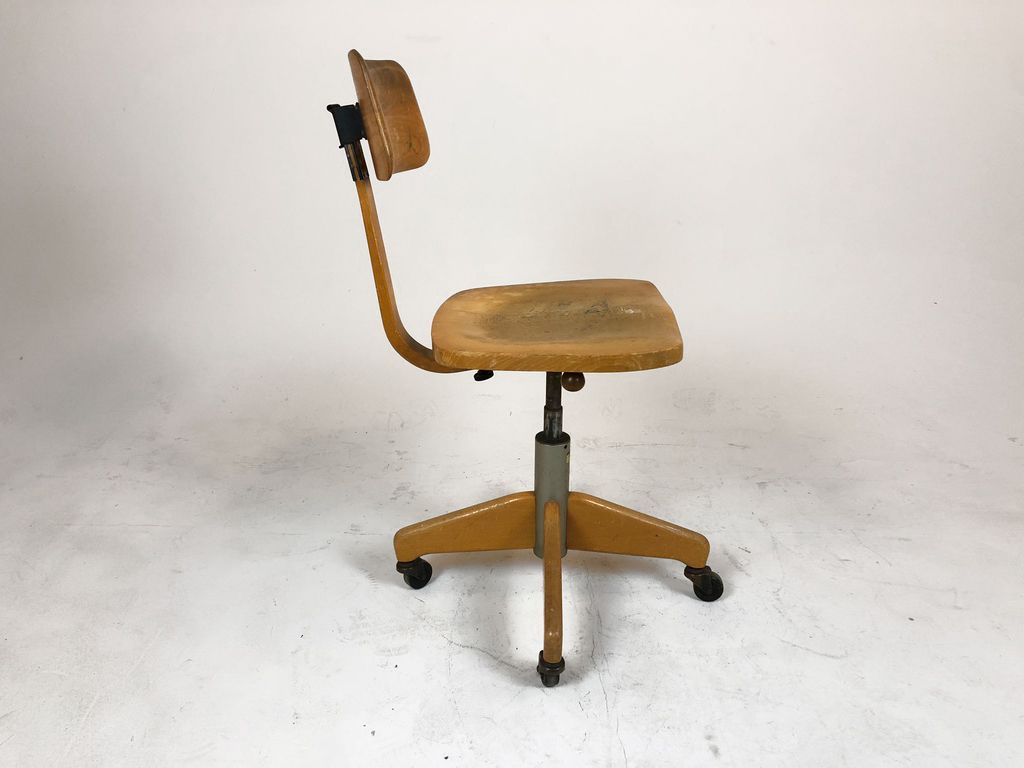 Foto &#8220;Der Federdreh&#8221; Wooden Swivel Chair, Germany 1950