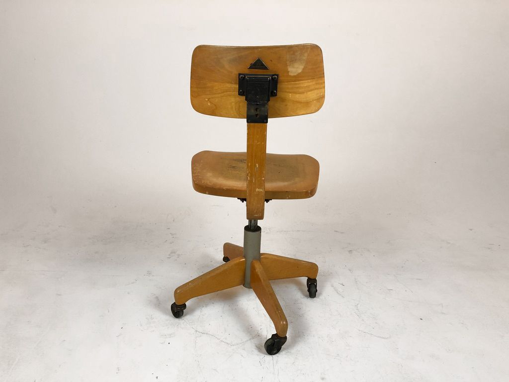 Foto &#8220;Der Federdreh&#8221; Wooden Swivel Chair, Germany 1950