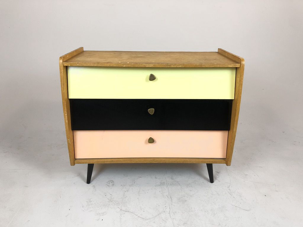 Foto Shoe Cabinet with Three Different Colored Drawers