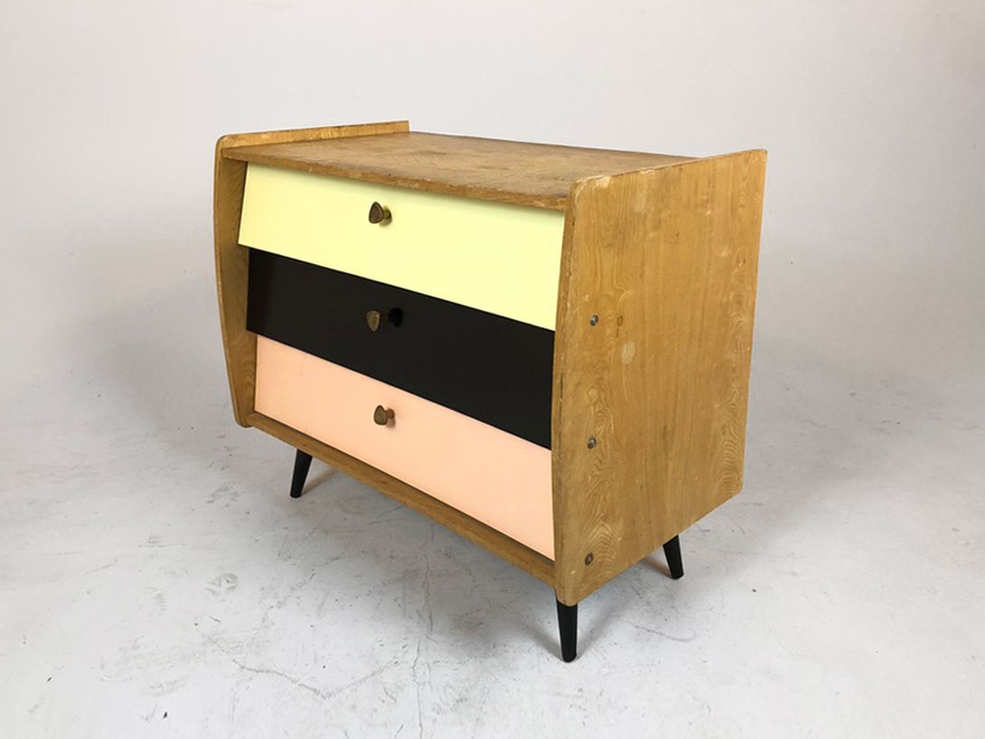 Foto Shoe Cabinet with Three Different Colored Drawers