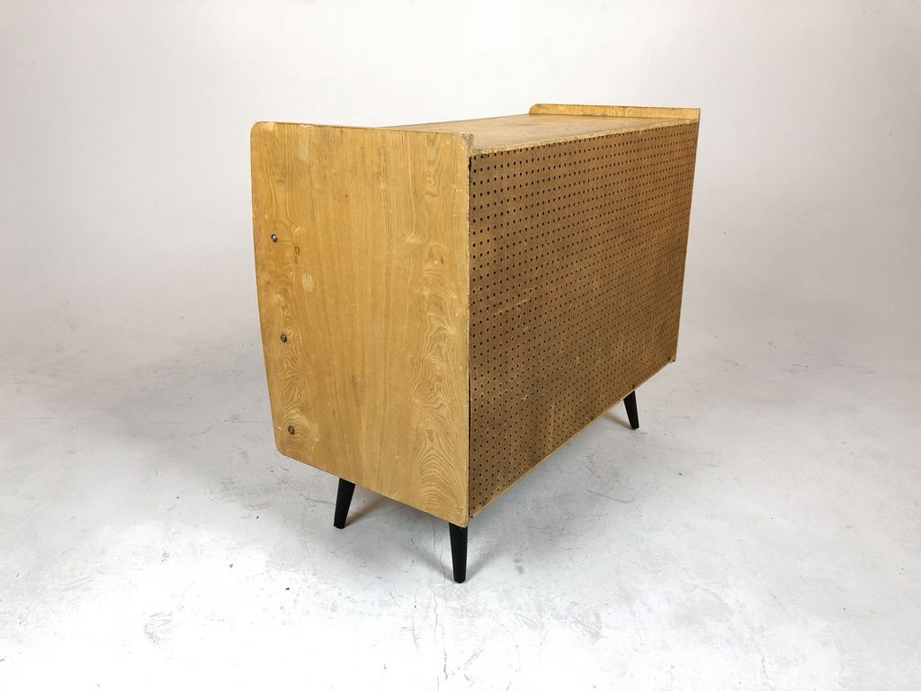 Foto Shoe Cabinet with Three Different Colored Drawers