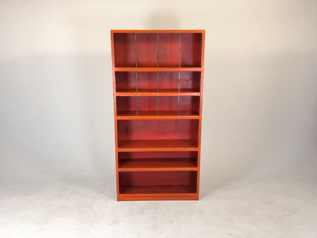 Foto Orange-Red Metal Shelf