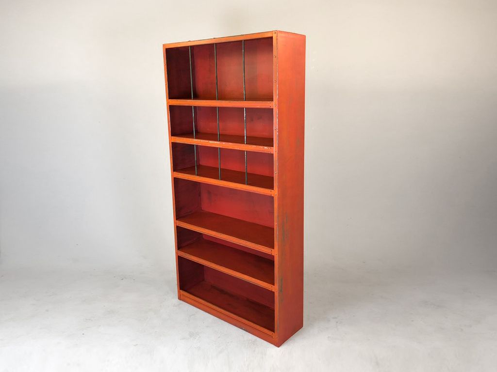 Foto Orange-Red Metal Shelf