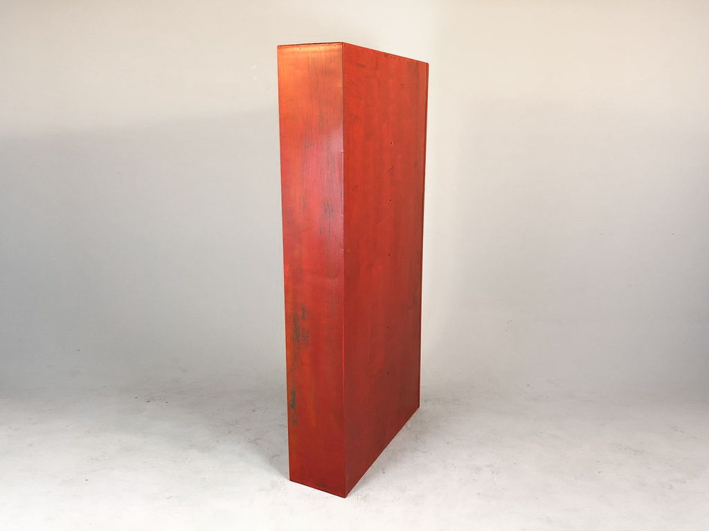 Foto Orange-Red Metal Shelf