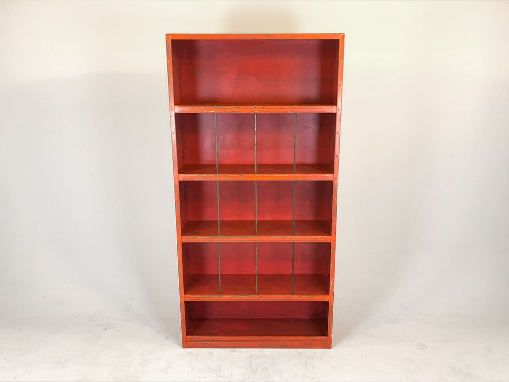 Foto Orange-Red Metal Shelf