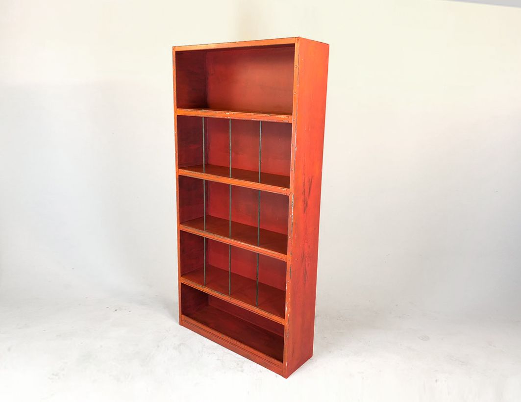 Foto Orange-Red Metal Shelf