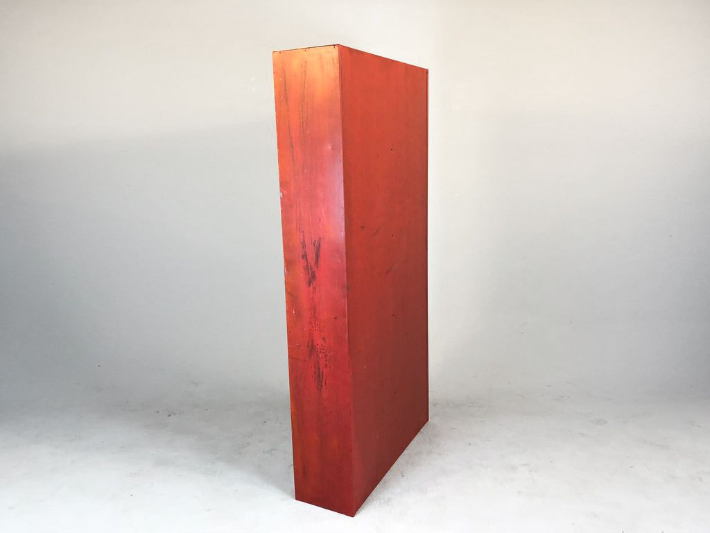 Foto Orange-Red Metal Shelf