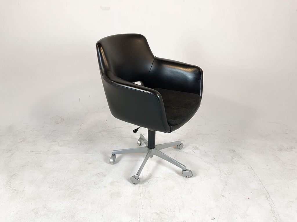 Foto Black Leather Office Chair with Cushion
