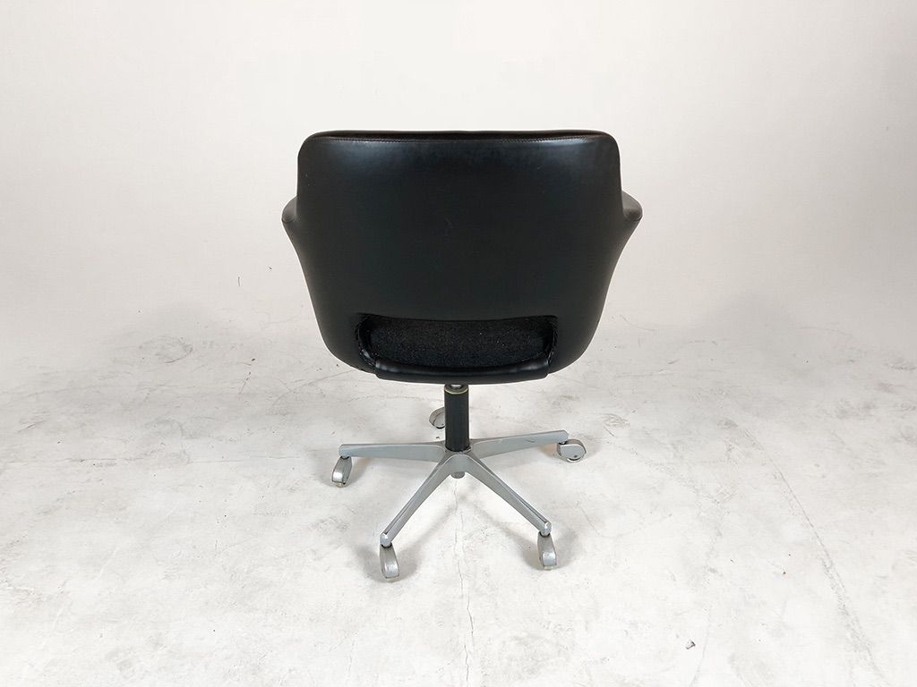 Foto Black Leather Office Chair with Cushion