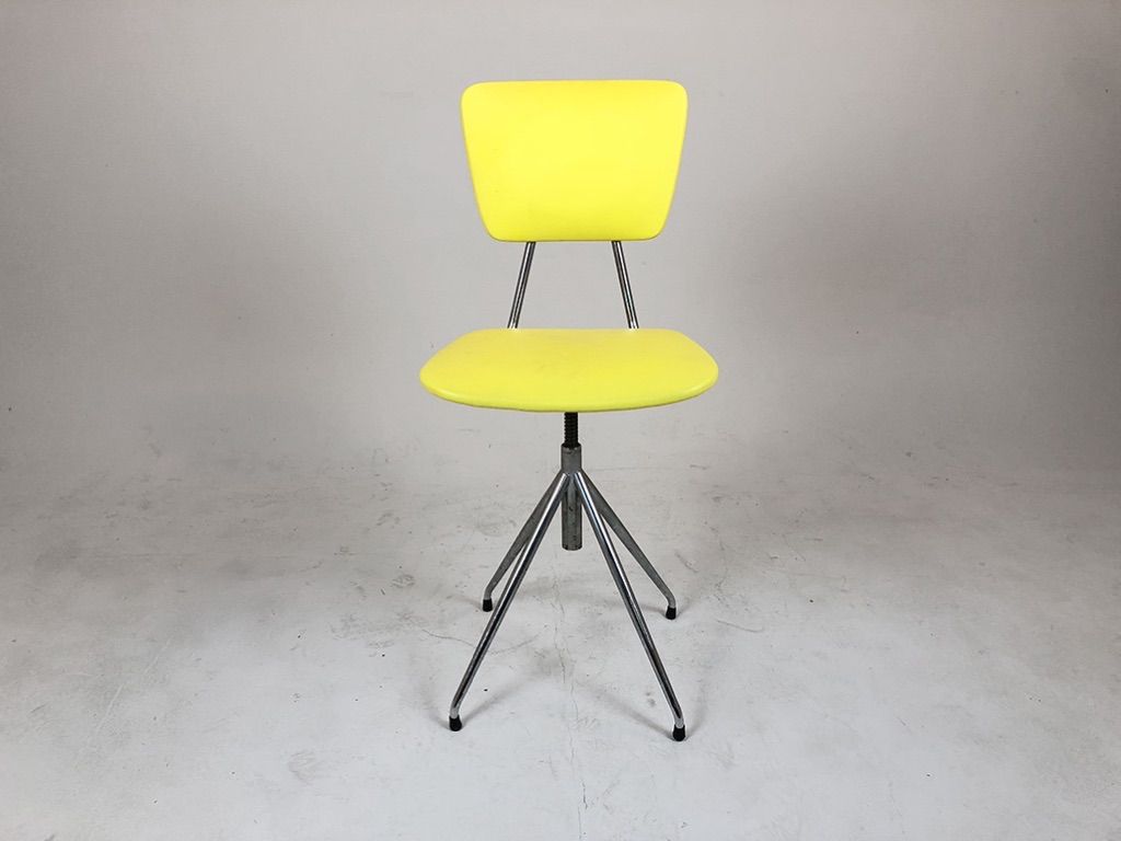 Foto Bright Yellow Swivel Chair