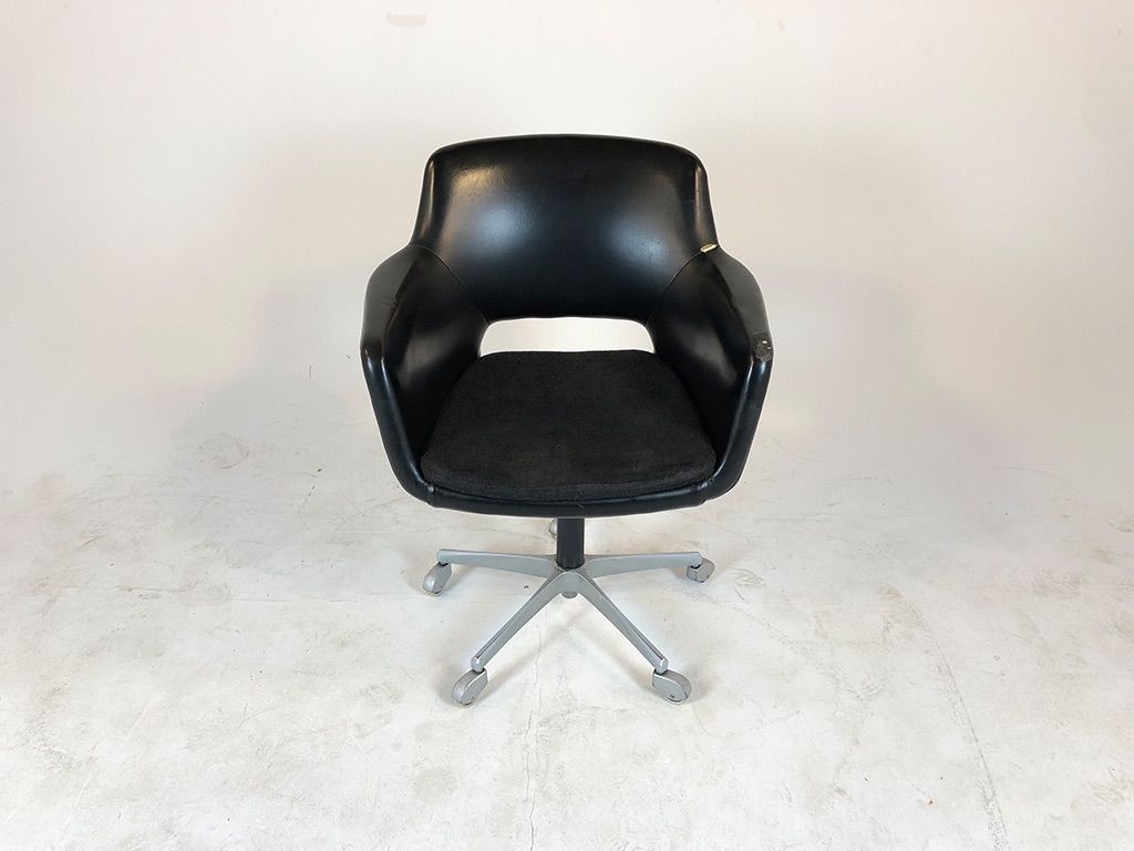 Foto Black Leather Office Chair with Cushion