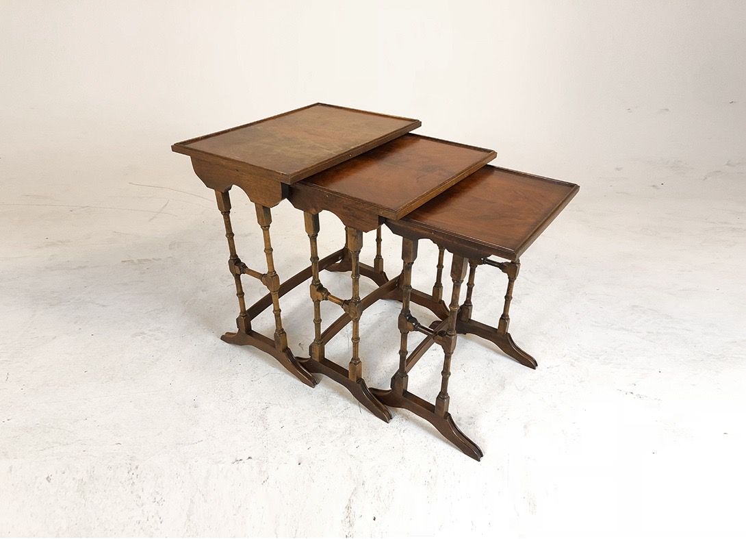 Foto Wooden Nesting Tables h57x51x36