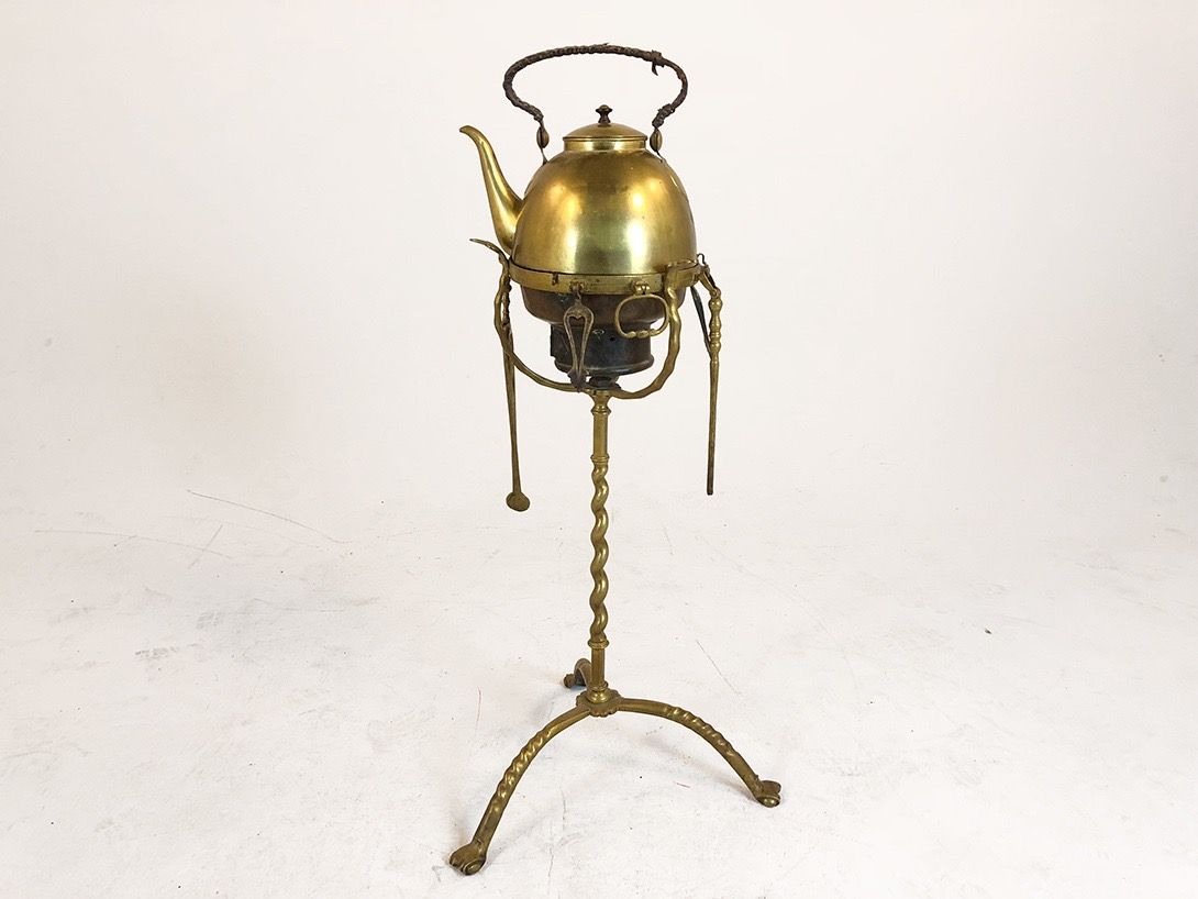 Foto Golden Kettle on Stand