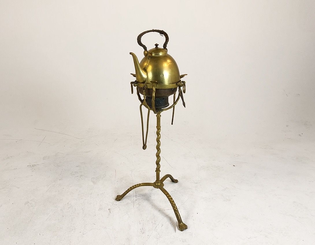 Foto Golden Kettle on Stand