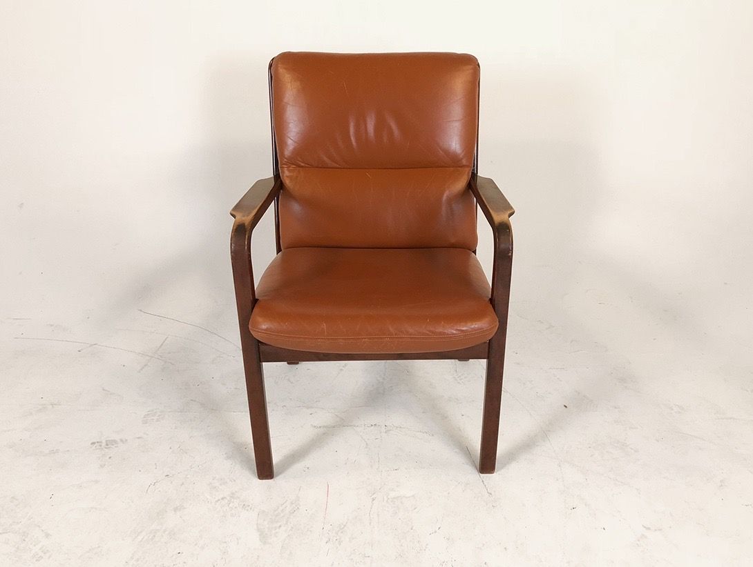 Foto Wooden Chair with Brown Leather Upholstery