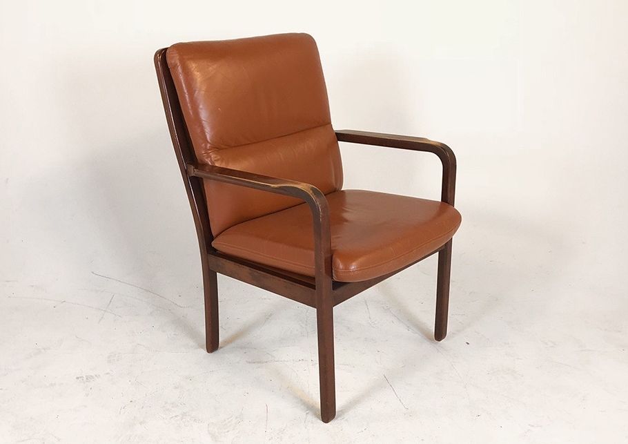 Foto Wooden Chair with Brown Leather Upholstery