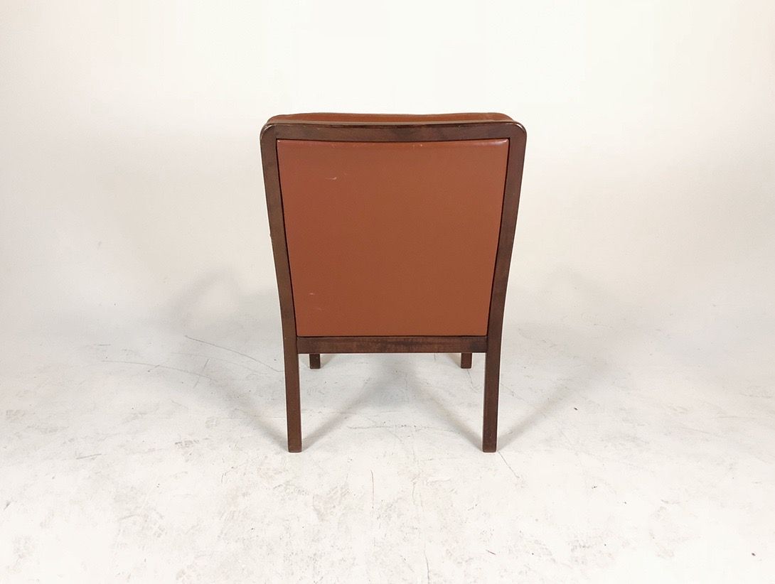 Foto Wooden Chair with Brown Leather Upholstery