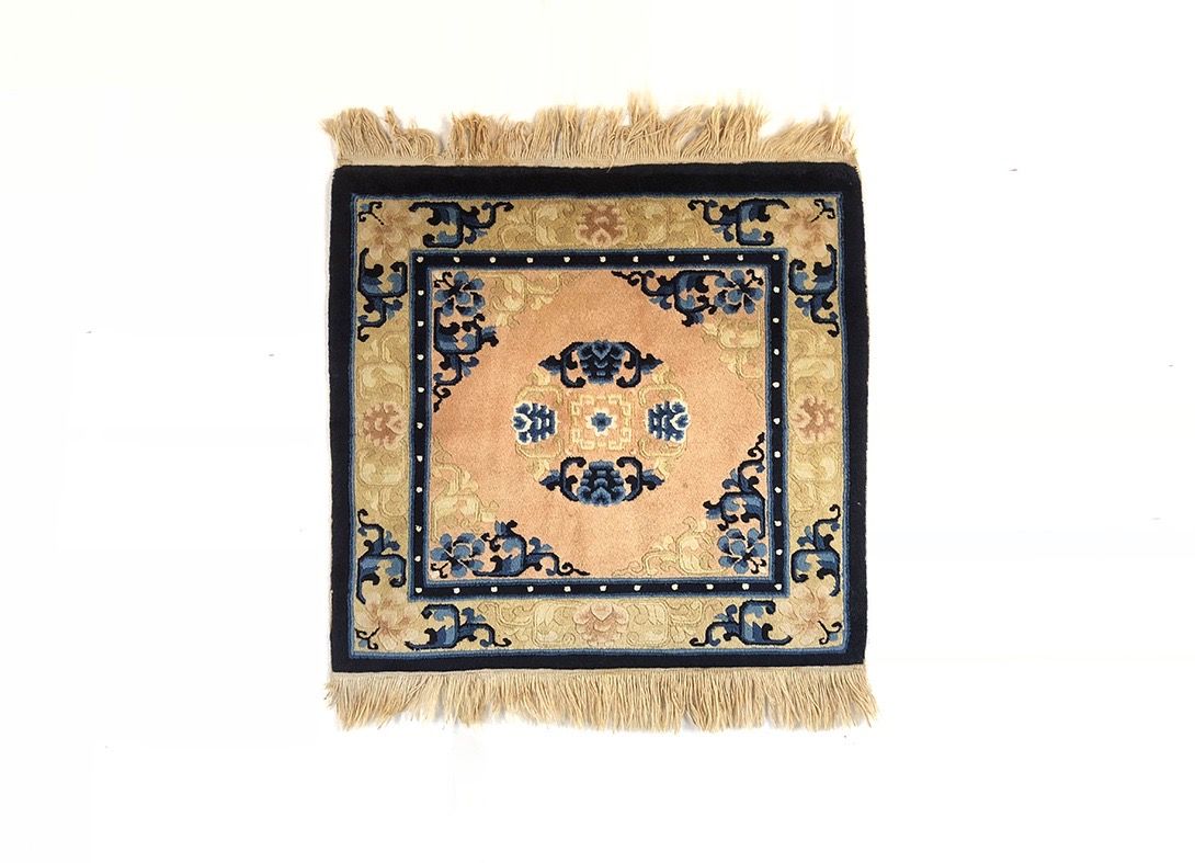 Foto Tiny Square Beige Carpet with Fringes 64x62cm 0004