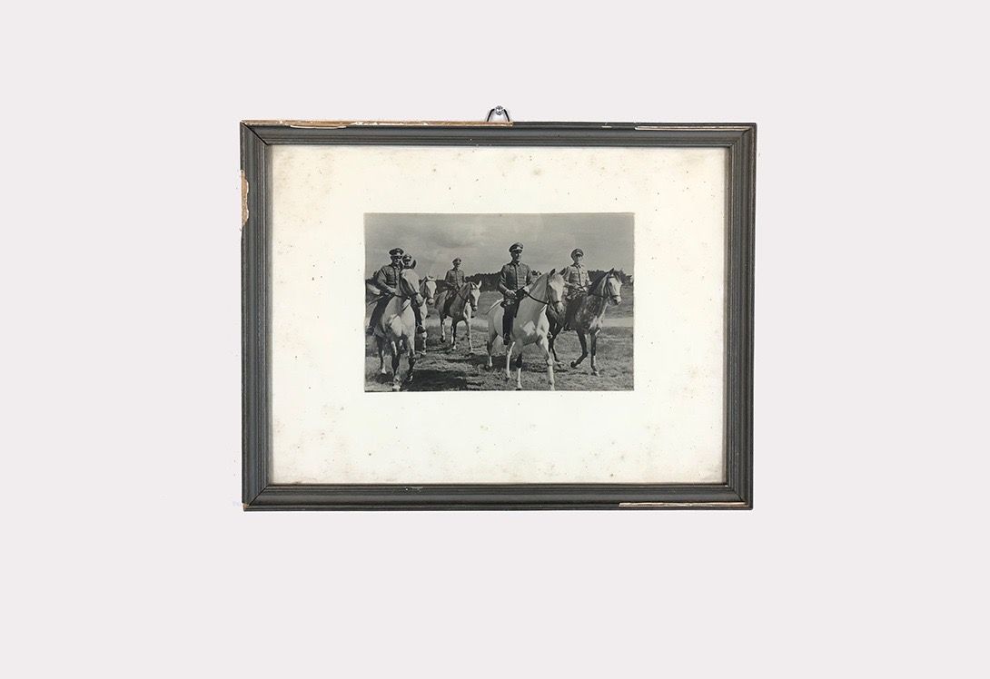 Foto Black and White Photograph of Soldiers on Horses 24C11