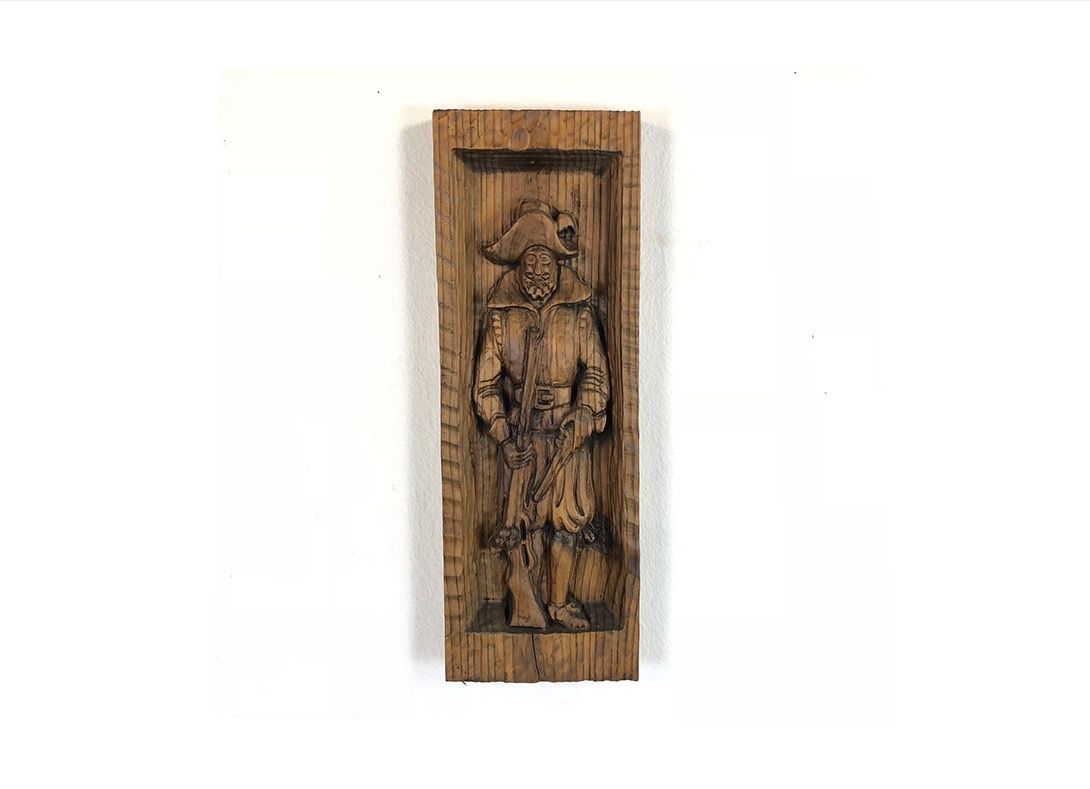 Foto Figure of Man Carved in Wood 17B20
