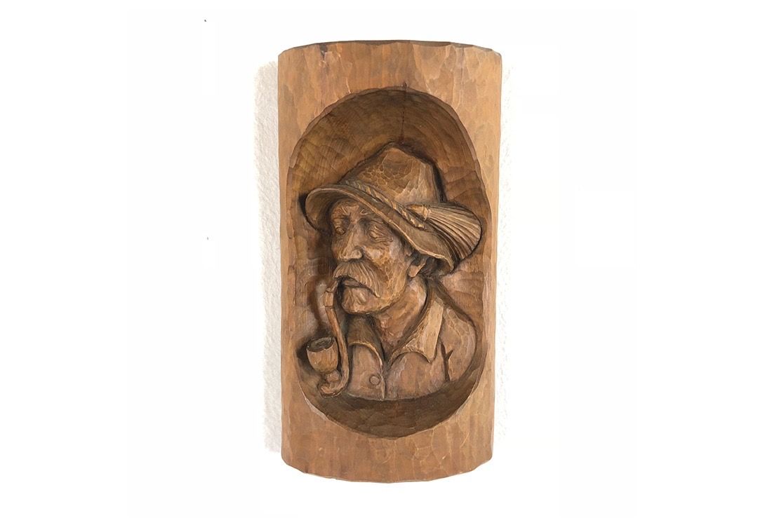 Foto Old Man Smoking a Pipe Carved in Wood 17A8