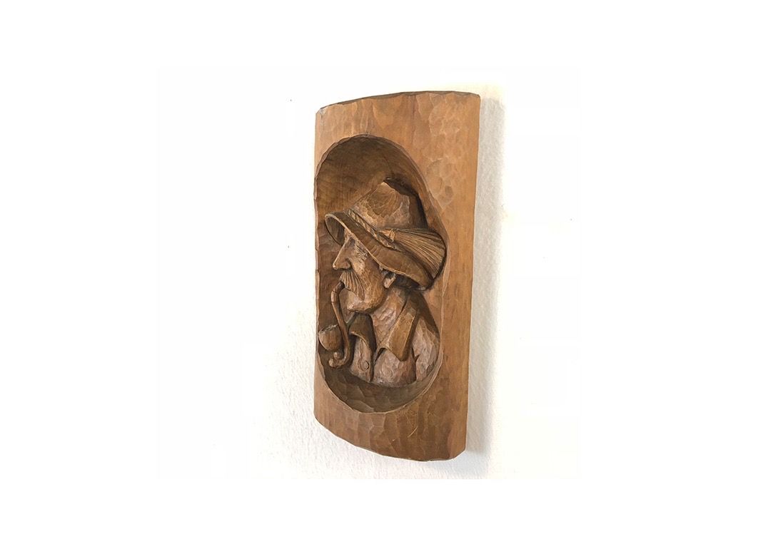 Foto Old Man Smoking a Pipe Carved in Wood 17A8