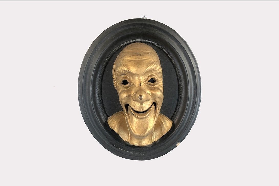 Foto Golden Clown Grog Face on Round Black Background h30 Germany 1960