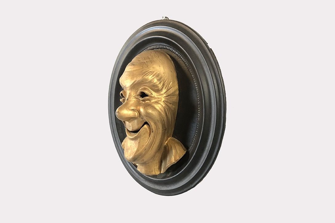Foto Golden Clown Grog Face on Round Black Background h30 Germany 1960