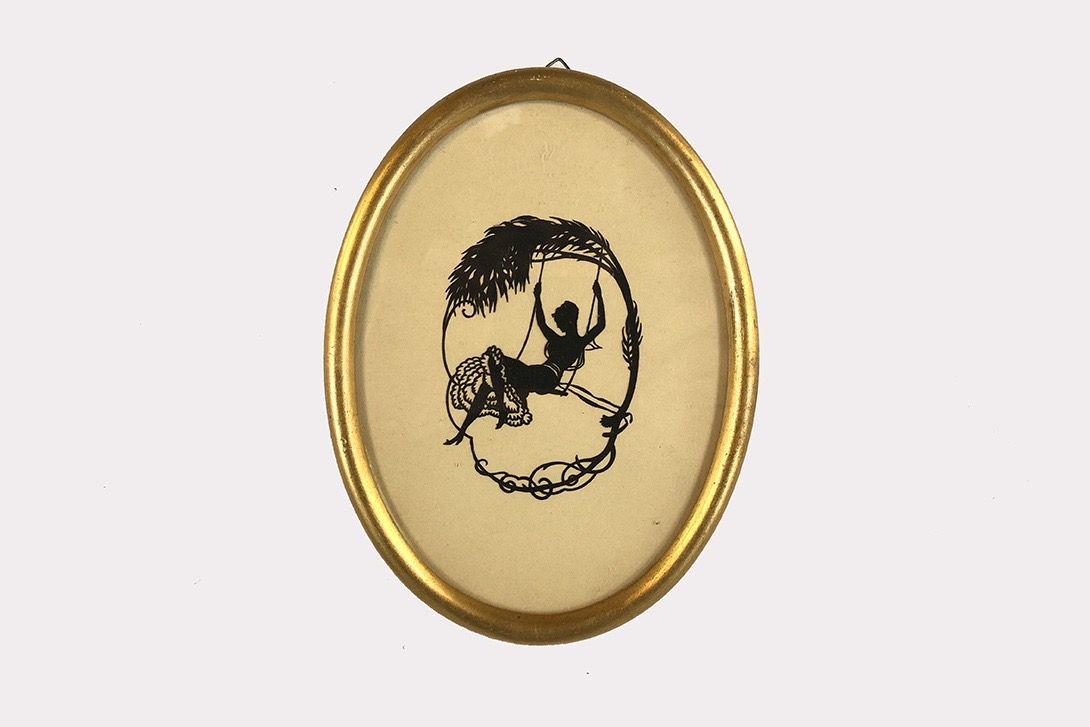 Foto Oval Picture of Woman on a Swing 11A8