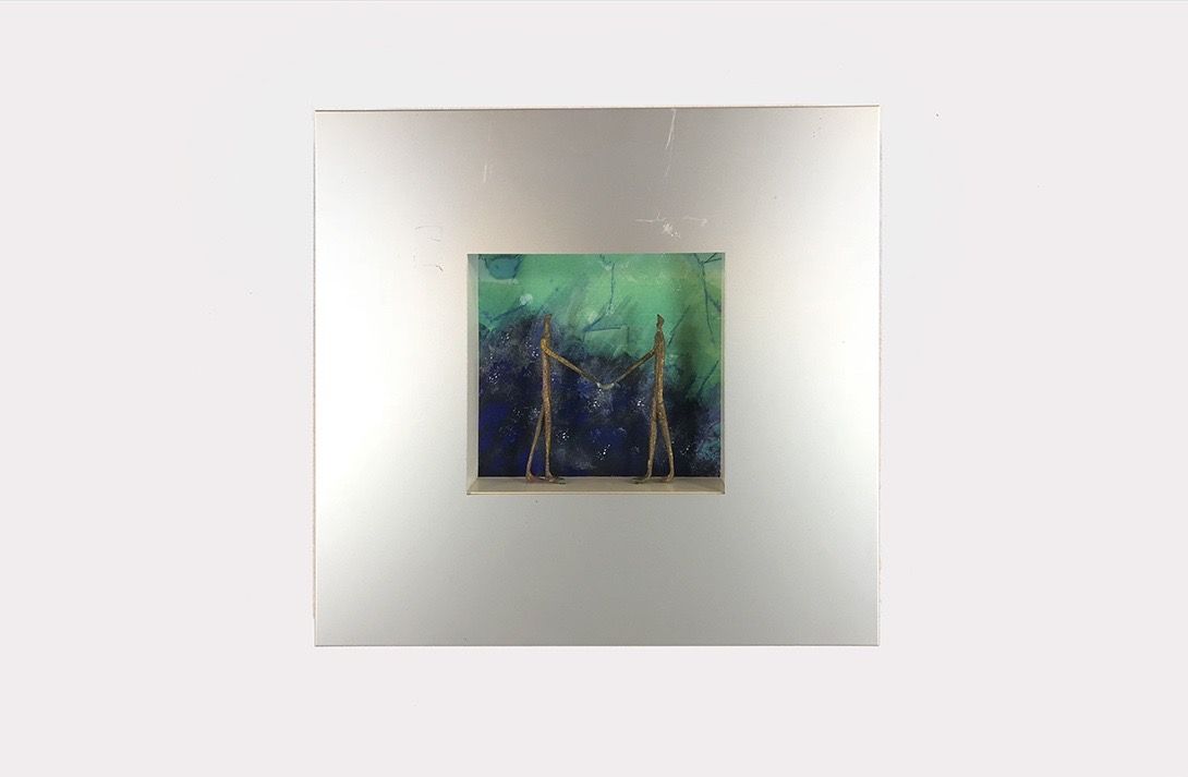 Foto Two Figures Holding Hands in Silver Frame