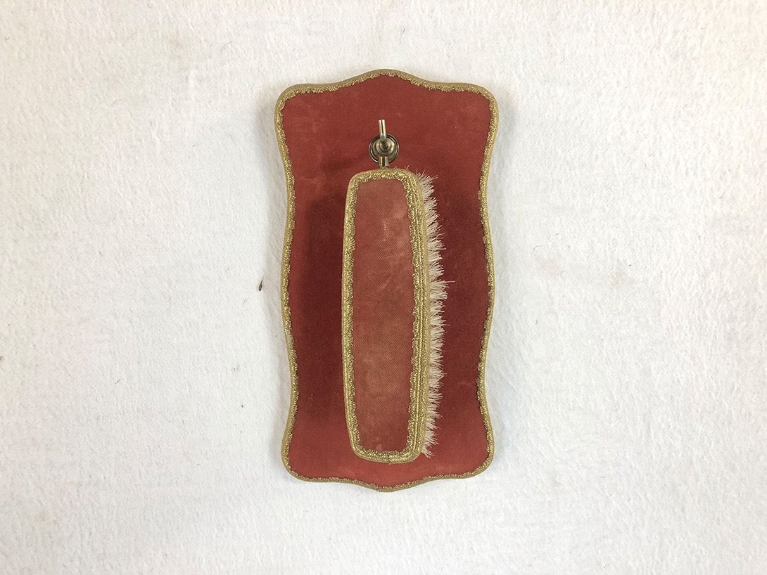 Foto Hanging Clothes Brush with Golden Detail Germany 1956